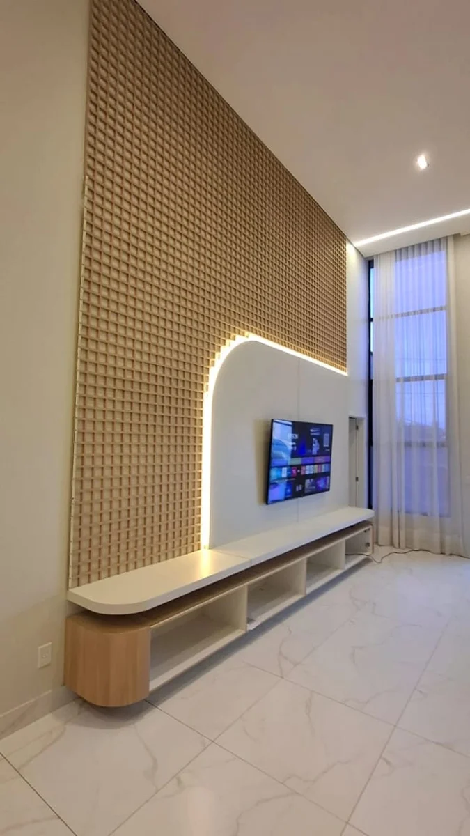 Painel de TV planejado com muxarabi em madeira, LED e rack suspenso em Brasília - Fábrica Status