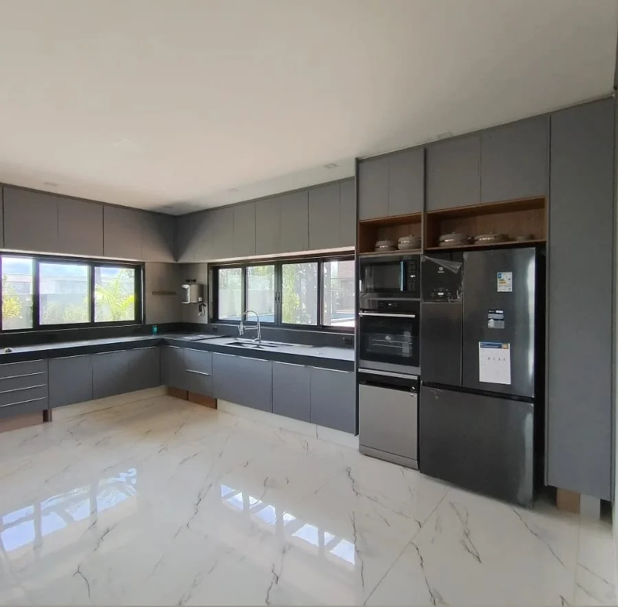 Cozinha planejada cinza com armários até o teto e torre quente em Brasília - Fábrica Status